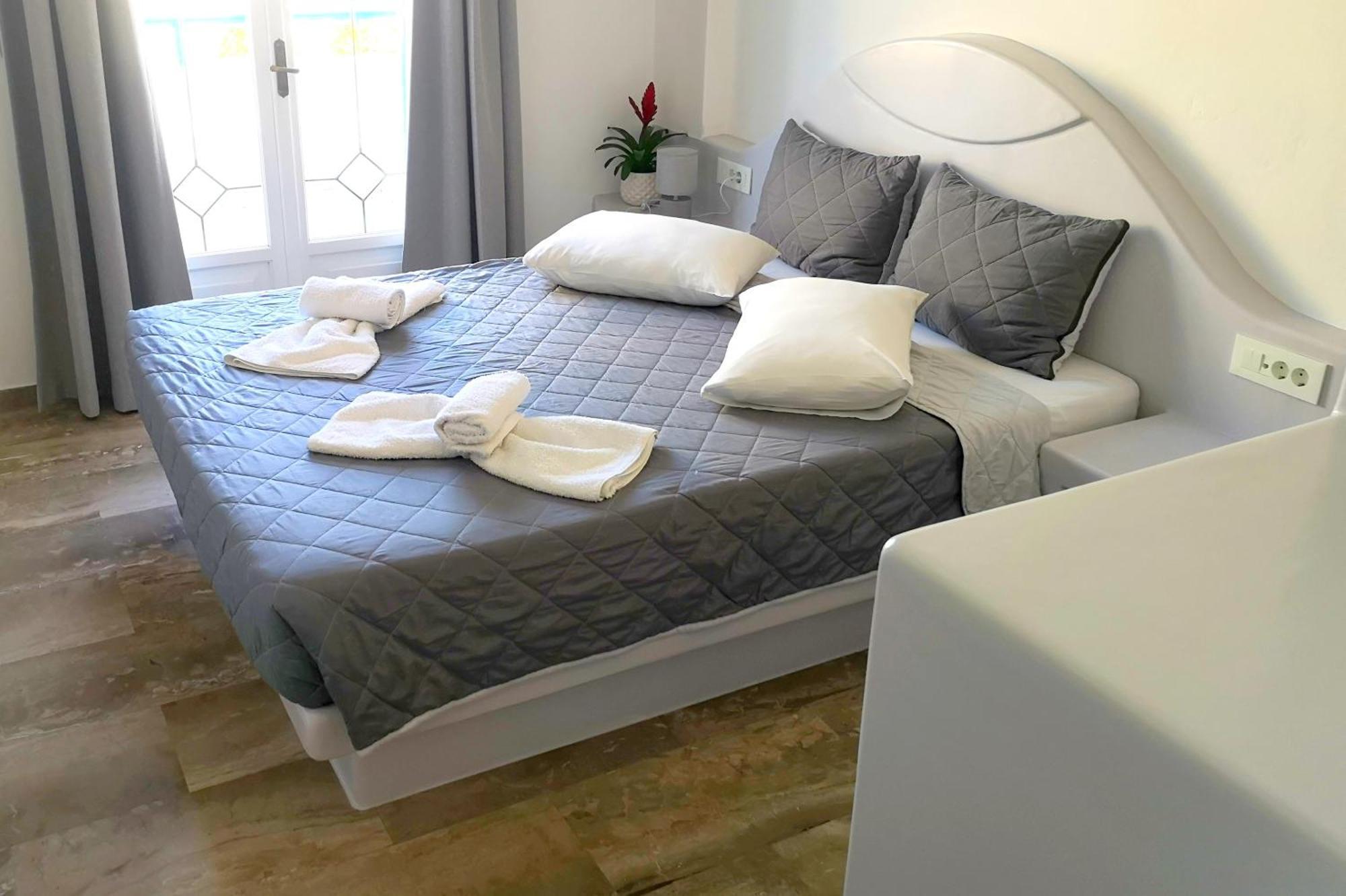 Hotel Zeus Kamári Quarto foto